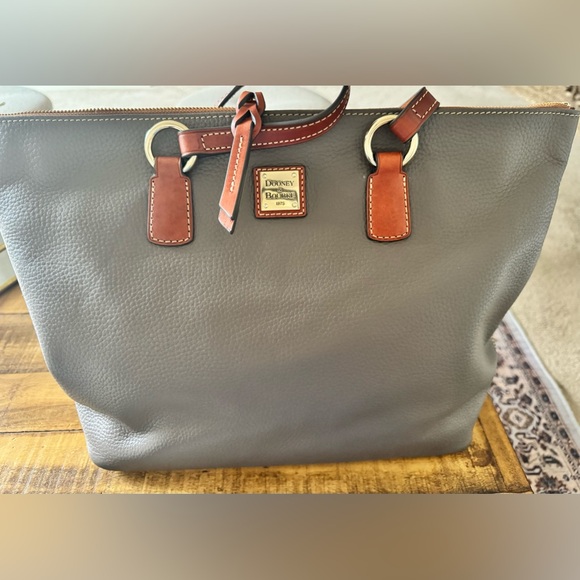 Like new! Barely used Dooney & Bourke Tote bag. Color: Dark Taupe. - Picture 4 of 7